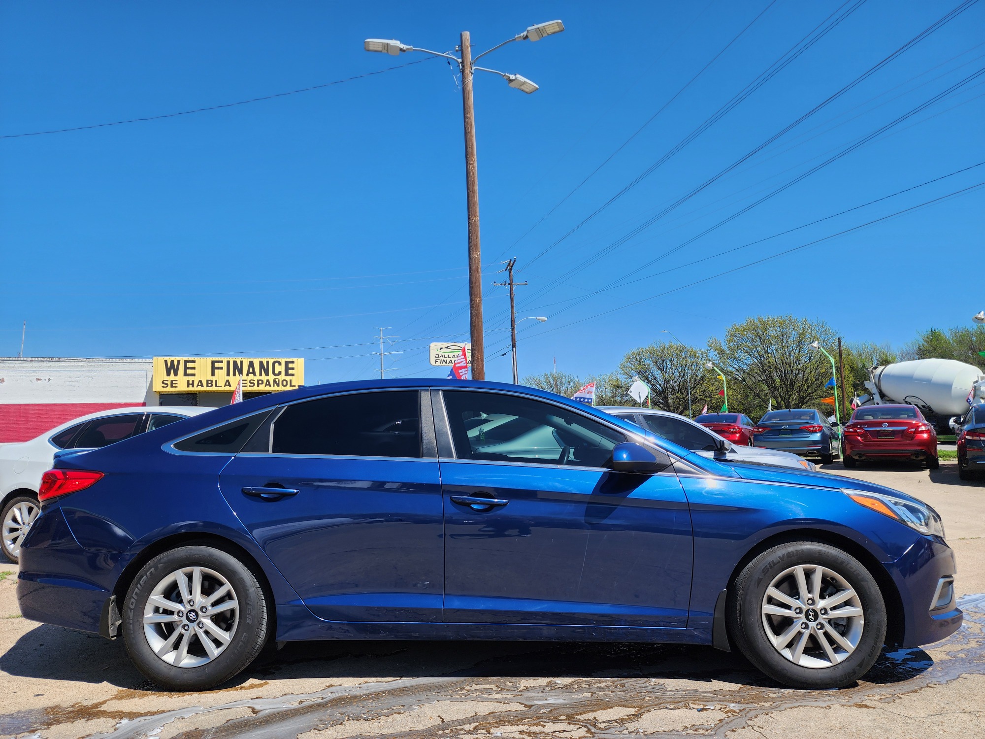 2016 BLUE Hyundai Sonata SE (5NPE24AF8GH) with an 2.4L L4 DOHC 16V engine, 7A transmission, located at 2660 S.Garland Avenue, Garland, TX, 75041, (469) 298-3118, 32.885387, -96.656776 - Photo #2